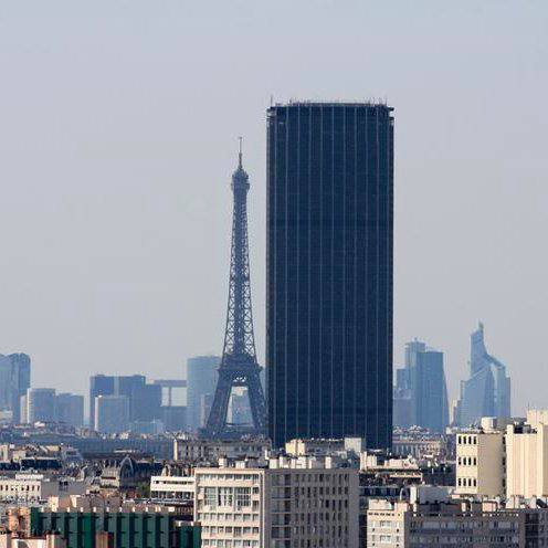 Certes, la hideuse tour Montparnasse de 210 mètres n'est pas en réalité si proche de la tour Eiffel de 330 mètres, et il faut se donner du mal pour que ces deux édifices se retrouvent côte à côte dans le même cadre, mais en regardant ces photos, on compre
