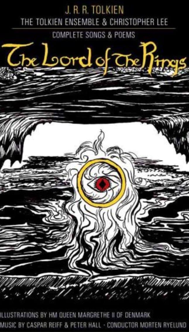 Dessin noir et blanc d'un anneau jaune avec un œil rouge au milieu de flammes. Titre jaune The Lord of the Rings en haut, Tolkien et Christopher Lee nommés, crédits en bas.
