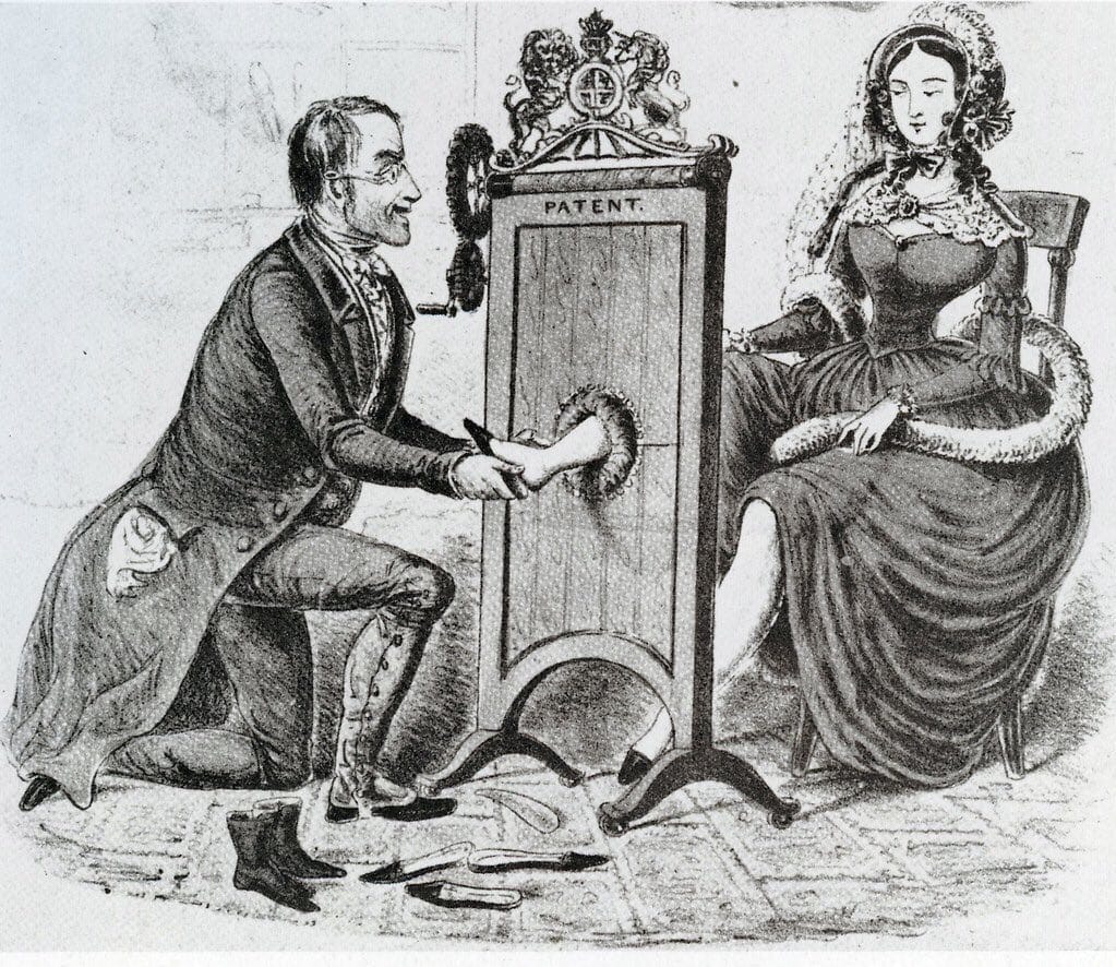 Gravure d'un homme à genoux essayant un soulier à une dame assise à travers un paravent marqué PATENT et surmonté des armes royales.