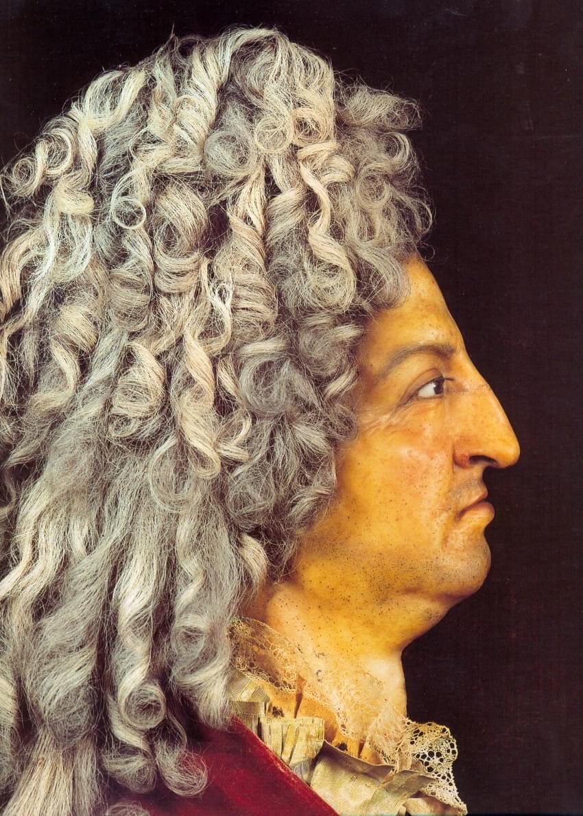 Il faut avoir vu le portrait de cire de Louis XIV pour comprendre combien toutes les autres statues et masques mortuaires, fussent-ils privés d'yeux, sont innocents et charmants