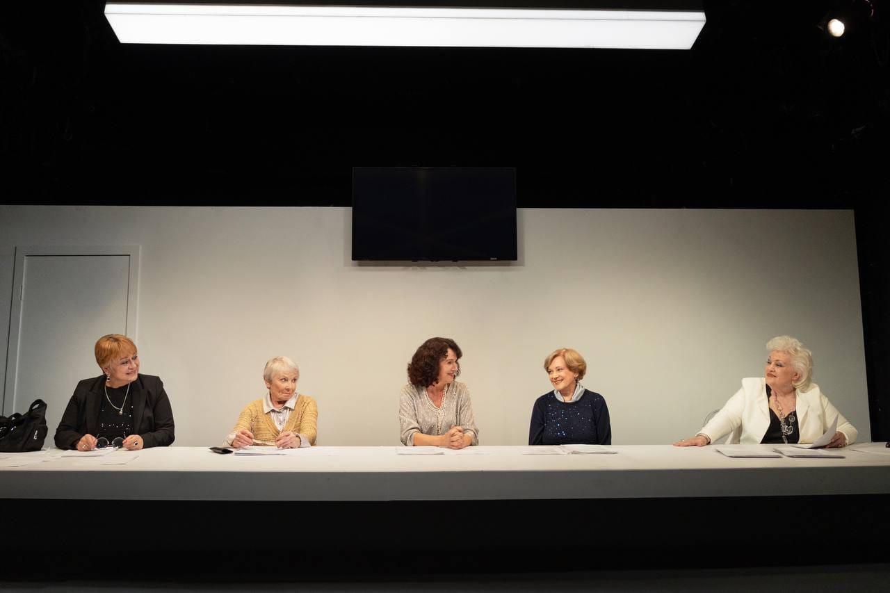 Cinq actrices d'âge mûr, aux parcours professionnels et aux emplois on ne peut plus dissemblables, de Fifi Brindacier et d'une vieille truie à Nina Zaretchnaïa, se retrouvent à un casting, sans encore savoir à quoi s'attendre de textes qui ne leur convien