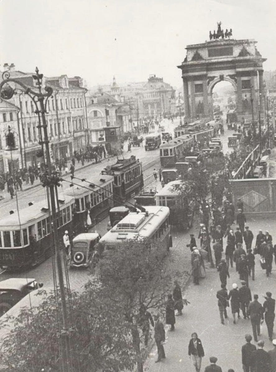 L'arc de triomphe en pierre sur la rue Gorki à Moscou dans les années 1930.