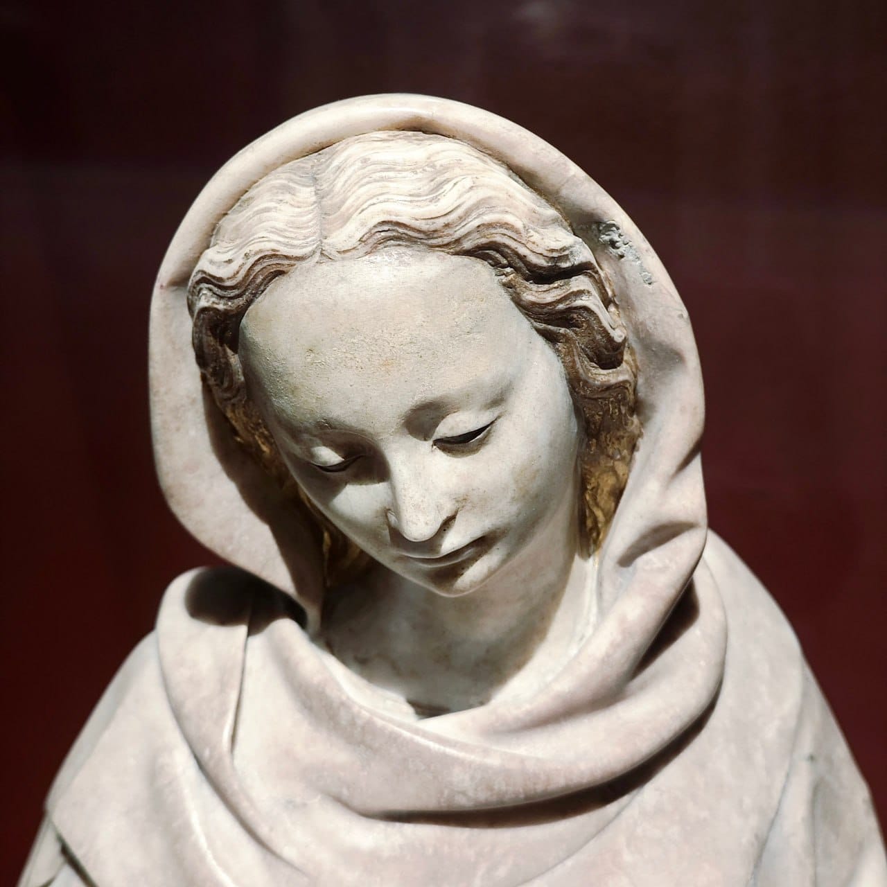La « Sainte au livre ouvert » en albâtre du Louvre à l’exposition du monastère de Brou