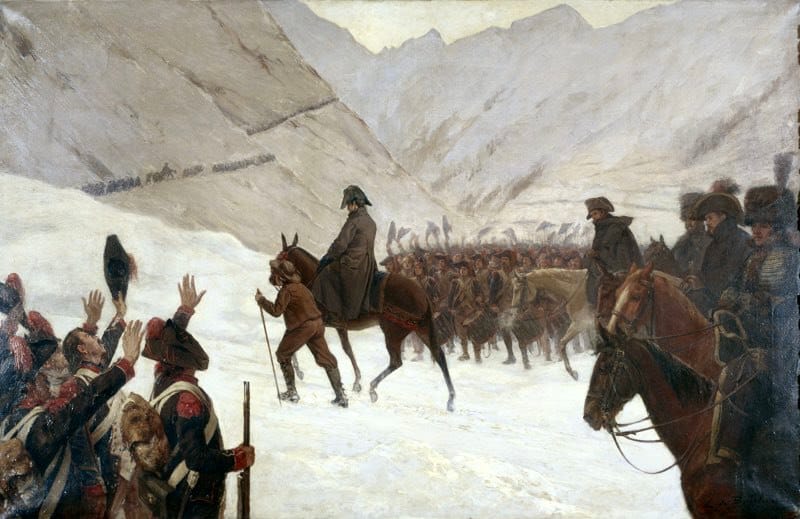 Всадник в тёмной шинели и двууголке едет по снегу, рядом проводник с посохом. Слева солдаты машут шапками, вдали в ущелье тянется колонна.