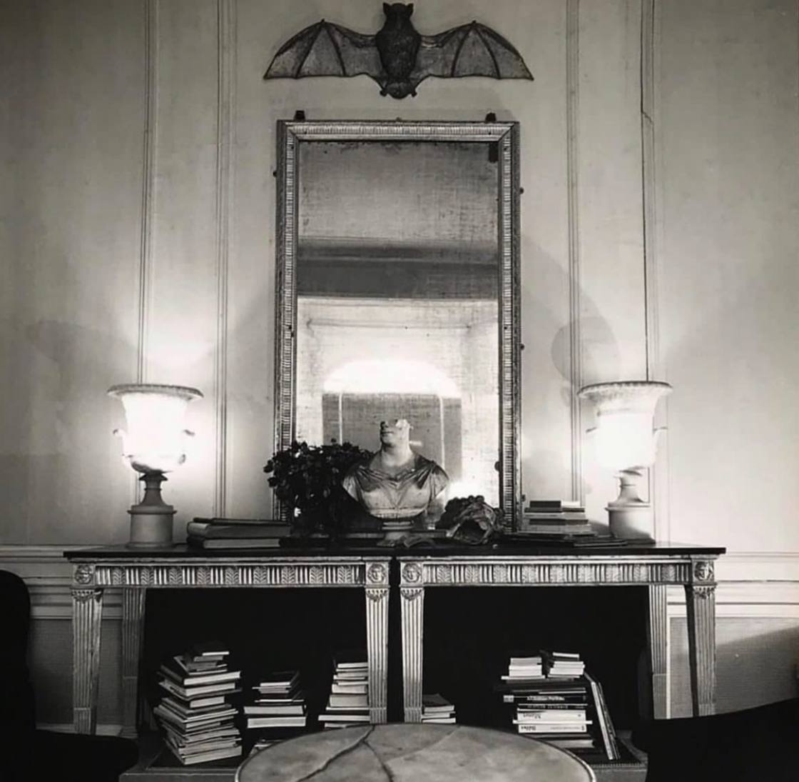 Очень хэллоуиновский декор в квартире Фредерика Хьюза (1943-2001), издателя журнала «Интервью» и бизнес-менеджера и распорядителя имущества Энди Уорхола