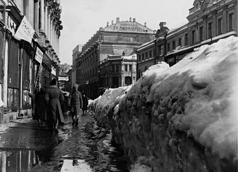 Сугробы на Кузнецком мосту в 1918 году