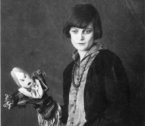 Поэтесса-дадаистка Эмми Хэнингс (1885-1948) или все же Дуня Смирнова?