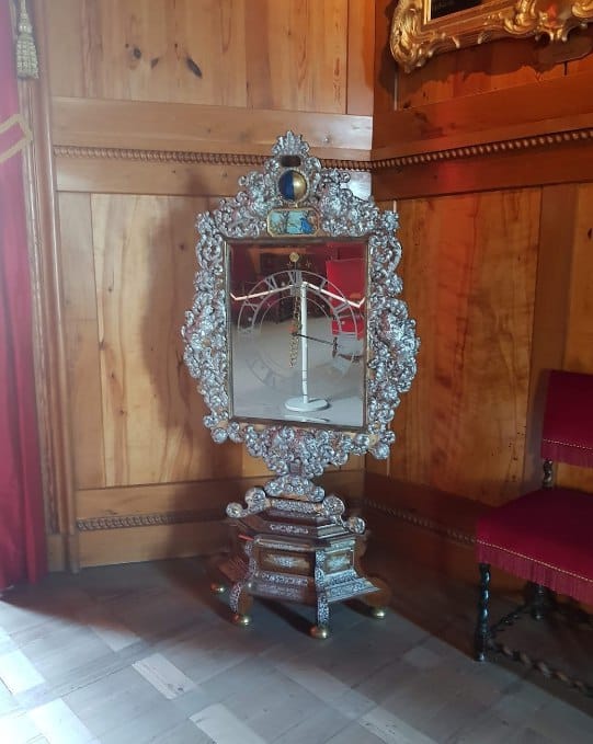 Зеркало-часы в шведском замке Грипсхольм, XVII век
