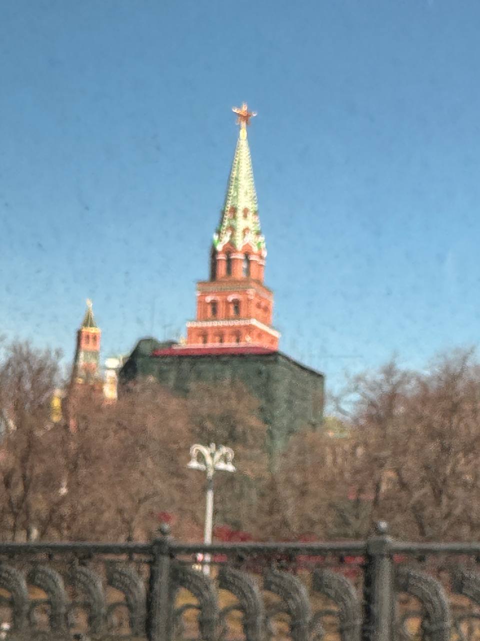Красавица Боровицкая башня показала свежеотреставрированную макушку