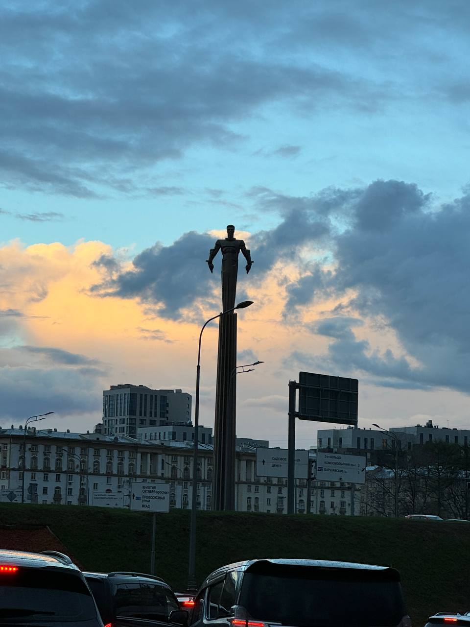 Красавец Юрий Гагарин, один из лучших памятников Москвы и самых красивых космических монументов в мире