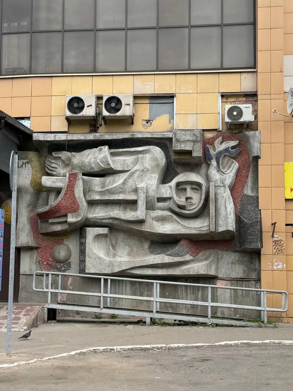 Встретились две эпохи: космический барельеф на стене торгового центра в Калуге, на родине Циолковского
