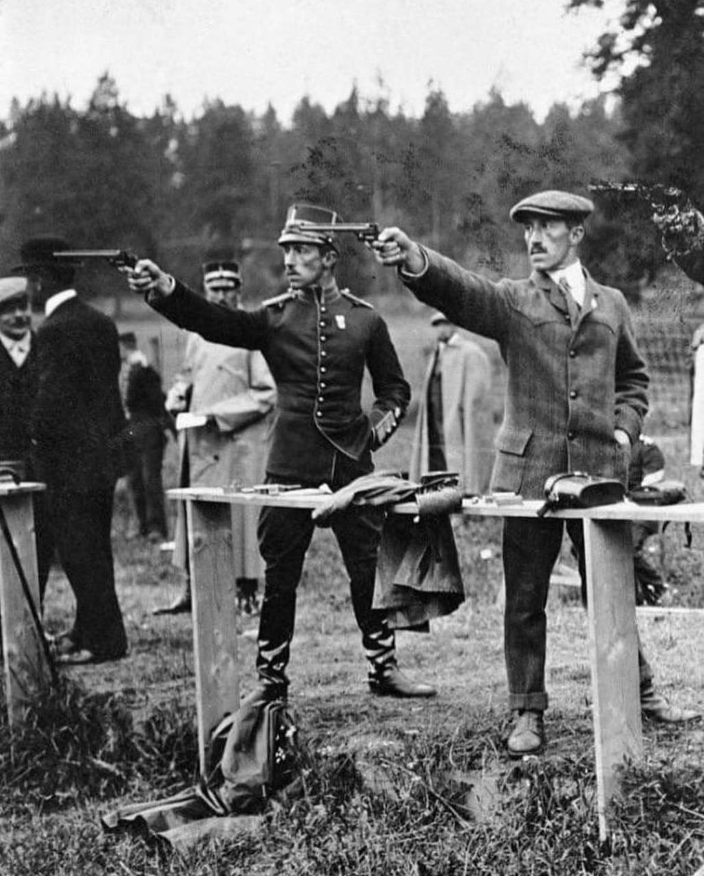 Пол Пален и Иохан ван Холст, шведские дебютанты на Олимпийских играх 1912 года, получили серебро и бронзу в дисциплине Стрельба