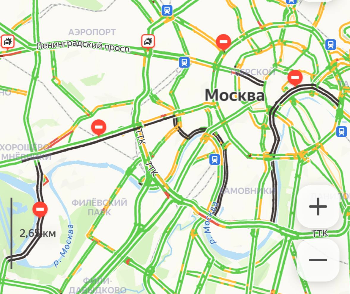 Скриншот карты Москвы с перекрытыми участками дорог, отмеченными чёрным цветом и знаками «кирпич», в том числе на ТТК.