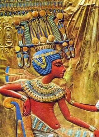 Кара Делевинь и Тутанхамон на троне 1323 г до н.э. из Египетского музея Каира