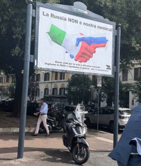 По всей Италии висят плакаты «Россия нам не враг»