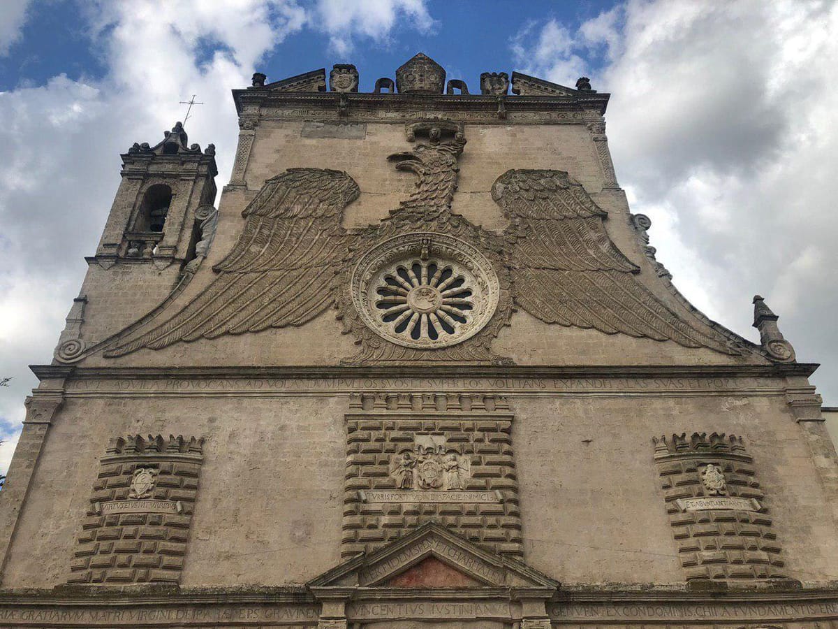 Епископ Джустиниани и церковь Madonna della Grazia с орлом на фасаде в Гравине
