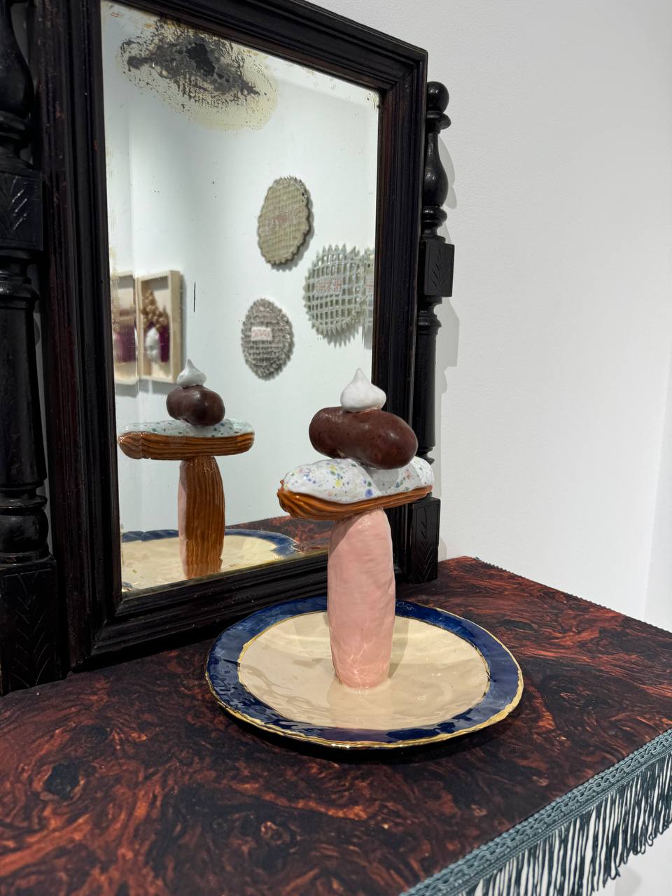 Очаровательные работы Ирины Кориной с эклерами на стенде Sistema gallery, посвященные фразе Марии-Антуанетты «пусть они едят пирожные»