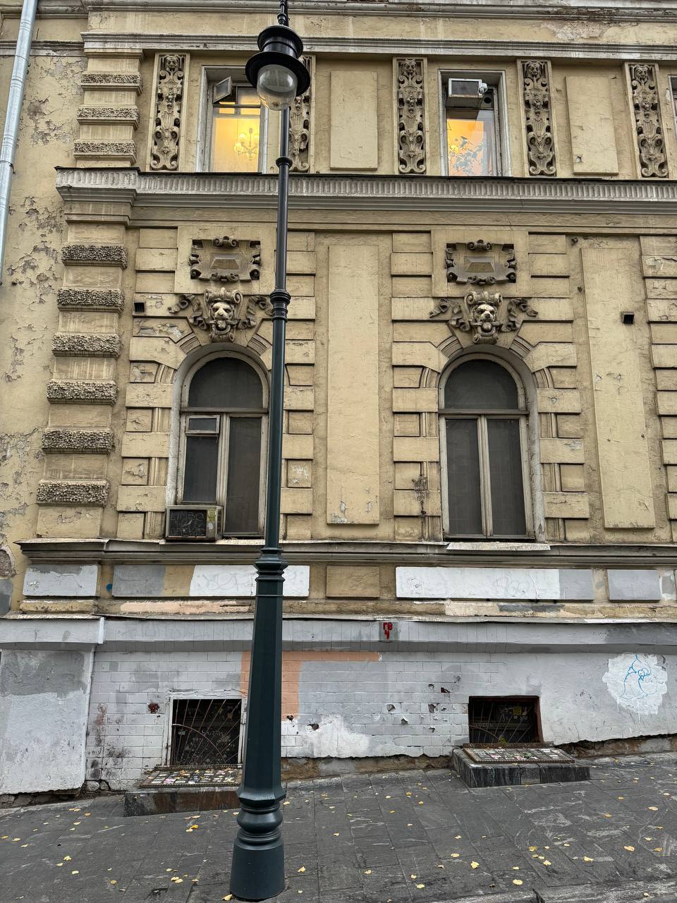 Иногда мне кажется, что если однажды этот дом отмоют и перекрасят, он уже не будет прежним, и мы не сможем любить друг-друга как раньше