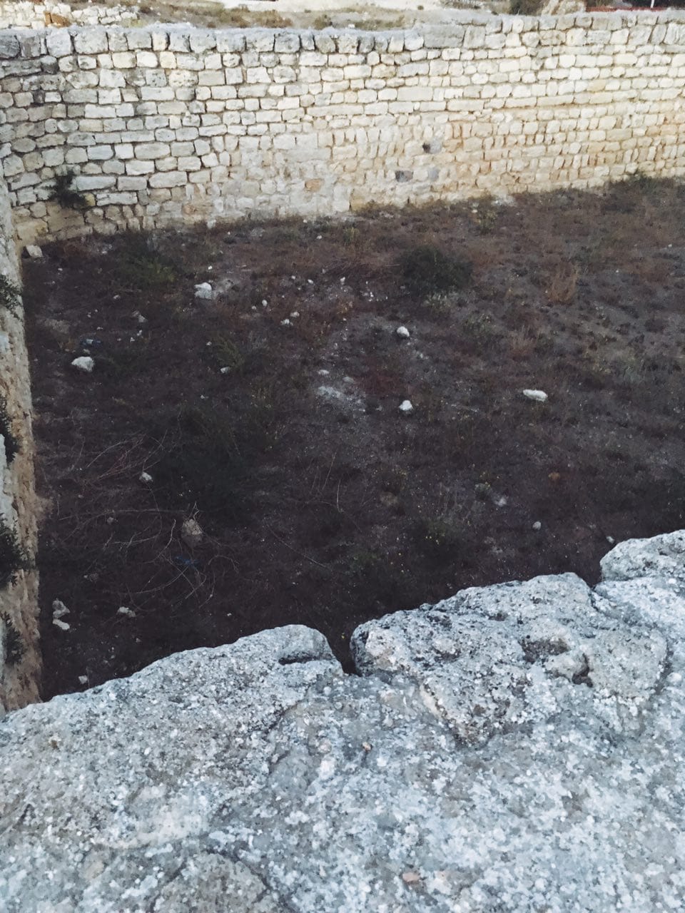 За стеной городского водохранилища найдено помещение римского туалета, в котором напротив друг друга располагались длинные скамьи с отверстиями для справления нужды