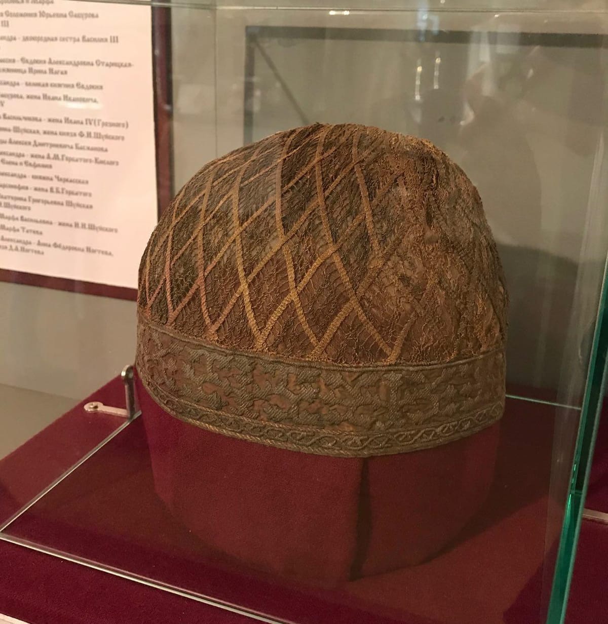 Повойник конца XVI века из усыпальницы Покровского монастыря в Суздале