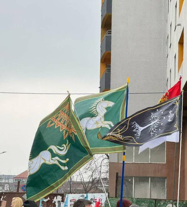 На студенческих протестах в Белграде замечены флаги Гондора и Рохана