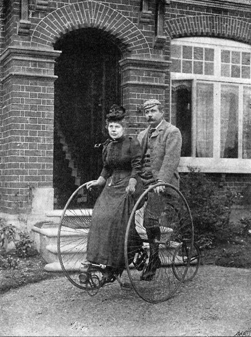 Сэр Артур Конан Дойл с супругой, Луизой Хоукинс, на трицикле в 1892 году