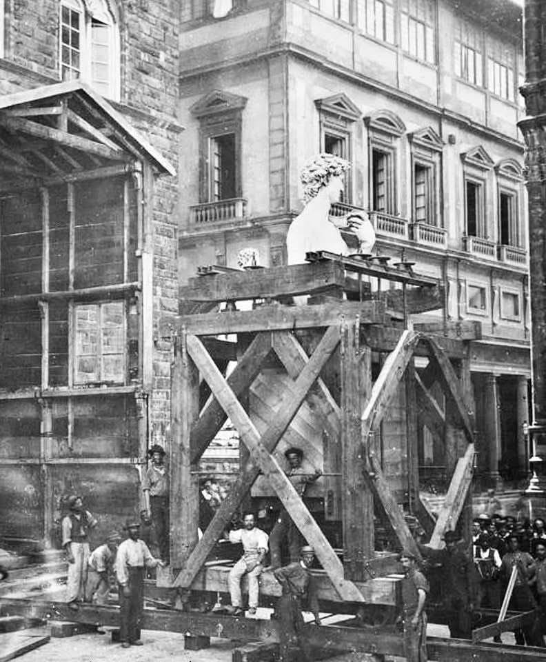 Перенос Давида Микеланджело в Галерею Академии во Флоренции в 1873 году и замена копией
