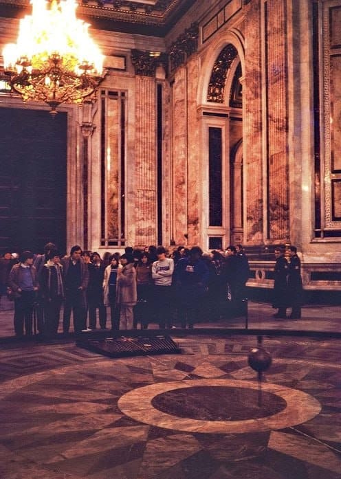 В 1931 году под куполом Исаакиевского собора установили маятник Фуко - изобретение французского астронома 1851 года, наглядно доказывающее вращение земли