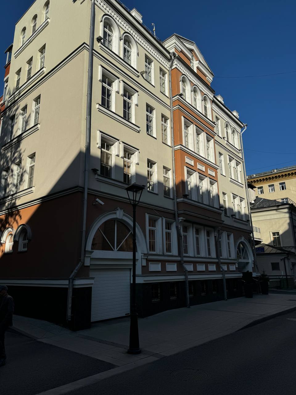 Она работала в бутике в Бирюлёво, Пока её парень не выкинул с работы В одной из этих ужасных сцен