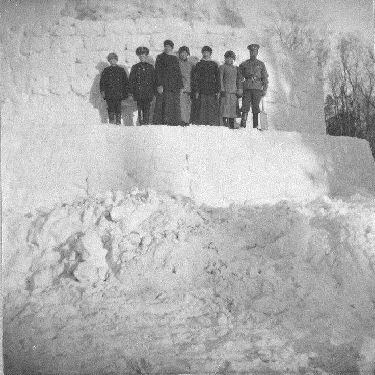 Царская Семья строит снежную крепость вместе с солдатами, 1916 год