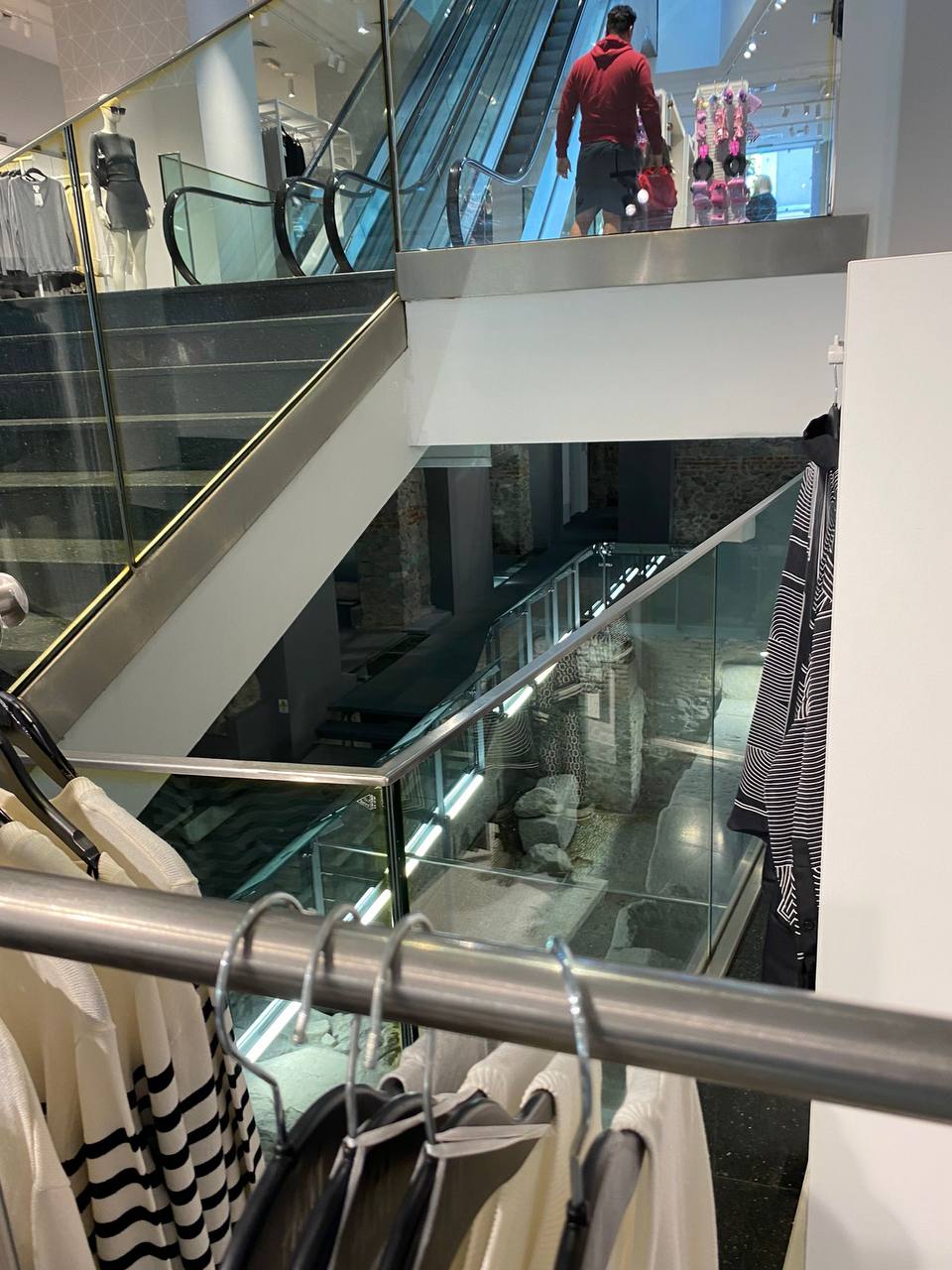 Под магазином H&M в Пловдиве, Болгария, находятся остатки древнеримского стадиона - увидеть их могут все желающие