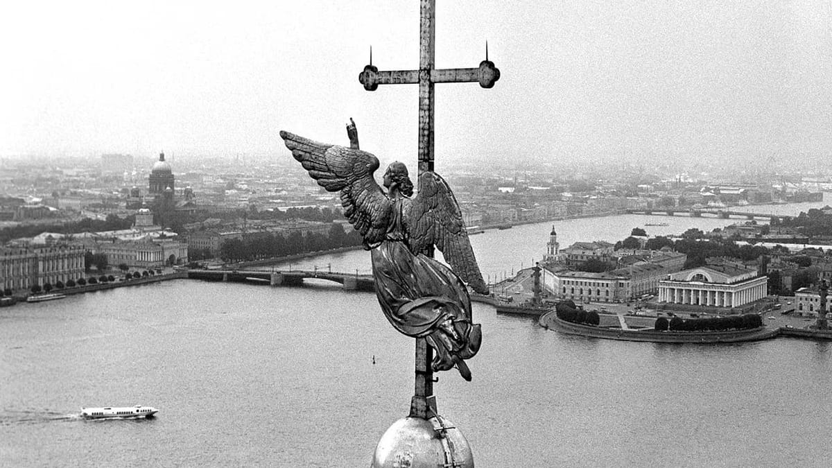 Может быть, это все пустяки, А самое главное, самое главное То, что страшней даже смертной тоски, Грубость духа, грубость материи, Грубость жизни, любви – всего; Грубость зверихи родной, Эсэсэрии, – Грубость, дикость – и в них торжество