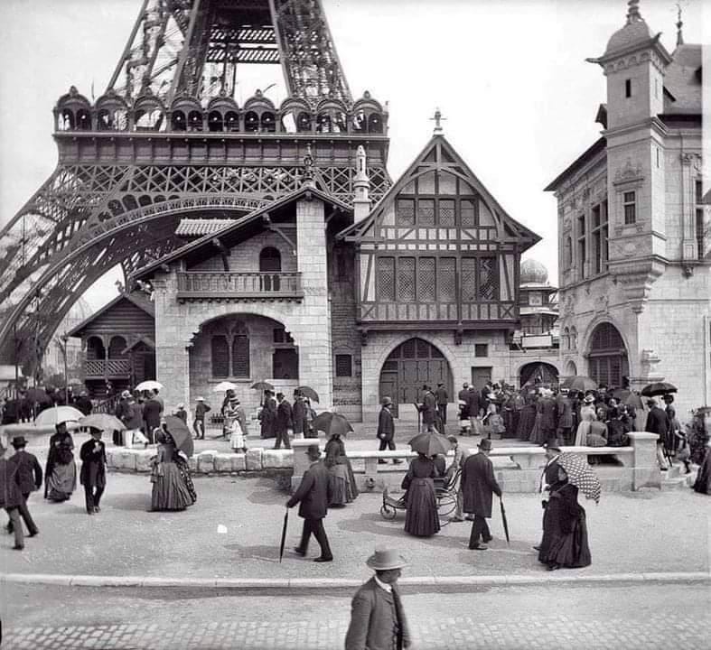 Территория вокруг Эйфелевой башни во время Всемирной выставки 1889 года