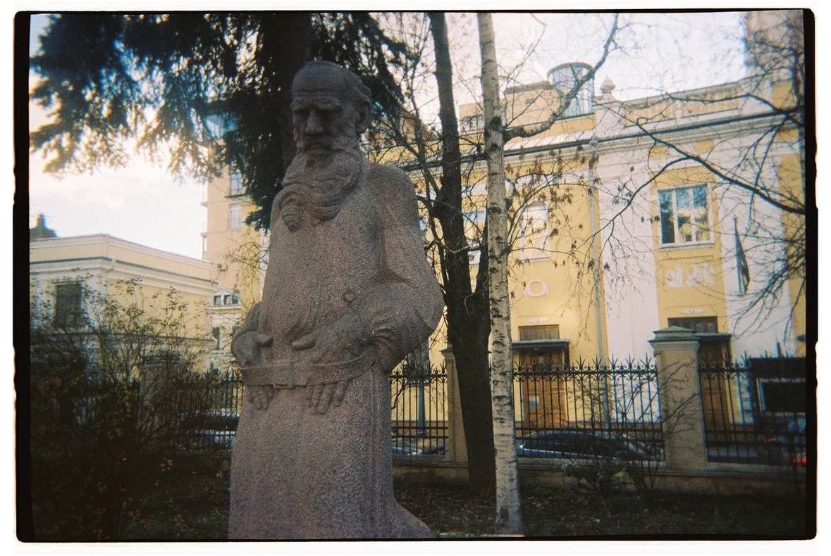 Мой любимый памятник Льву Толстому - установлен во дворе его музея на Пречистенке