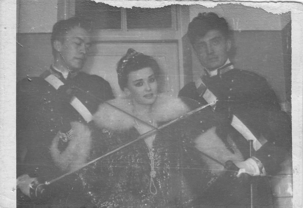 22-летняя Вера Алентова в Генуэзском городском театре в 1964 году в компании Рогволда Суховерко и Николая Малюченко