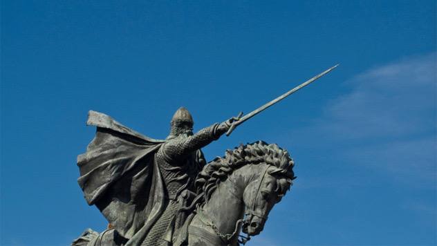 Хронист Эль Сида отмечает, что, стоя на крепостных стенах Валенсии и глядя на огромную армию марокканских захватчиков, он благодарил Бога за открывшиеся перед ним возможности и за честь, которую ему предстояло завоевать