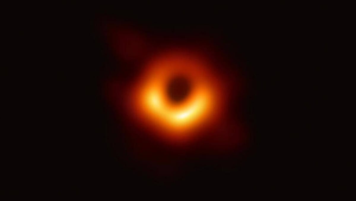 Весной астрономы международного проекта Event Horizon Telescope собираются снять первое в истории видео черной дыры, для съемки они выбрали космический объект размером с Солнечную систему и массой в 6 миллиардов солнц