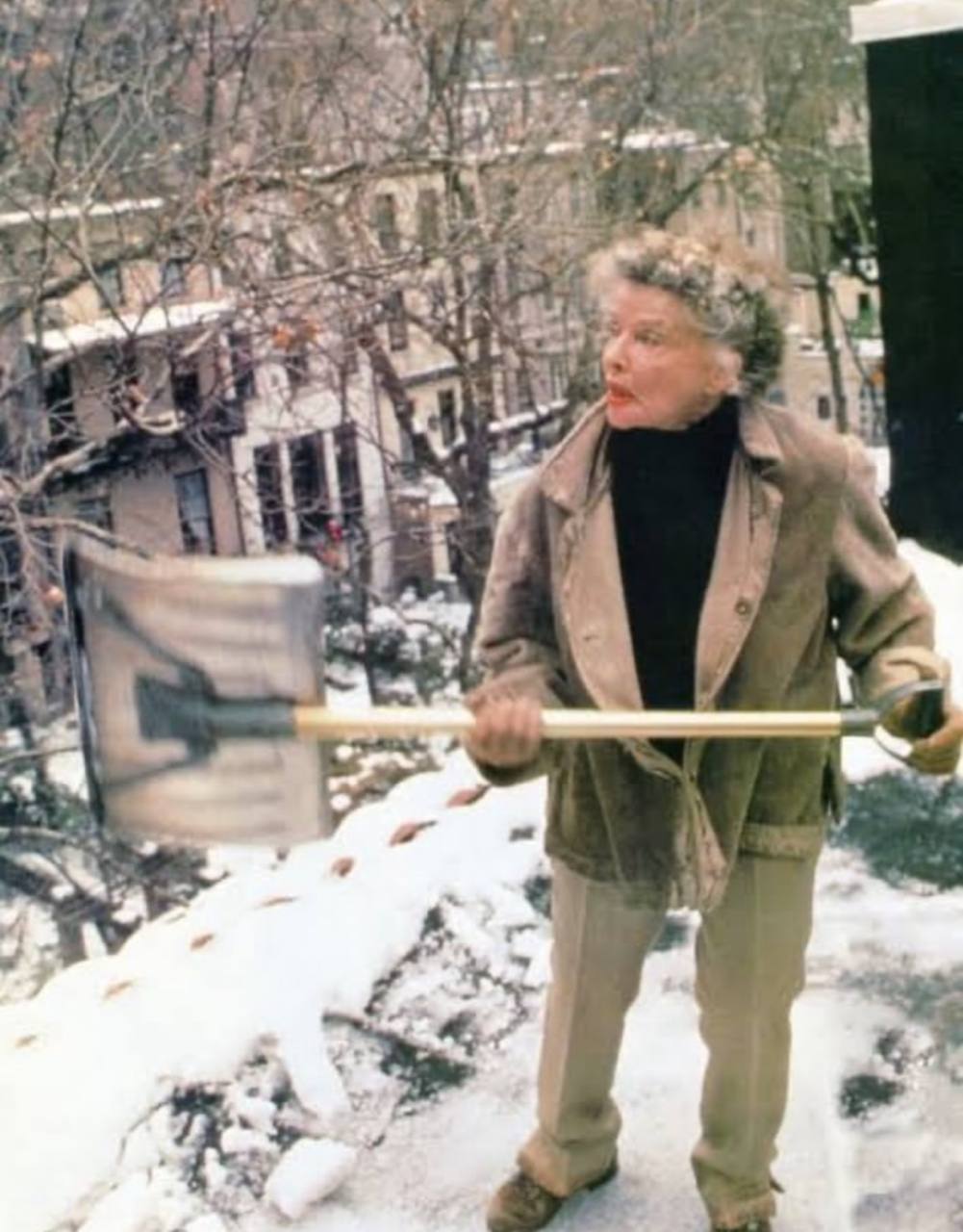 80-летняя Кэтрин Хэпбёрн чистит снег с крыши своего нью-йоркского таунхауса, 1988 год