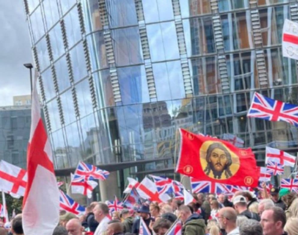 Библия стала самой продаваемой книгой 2025 года, установив рекорд продаж в США и Великобритании