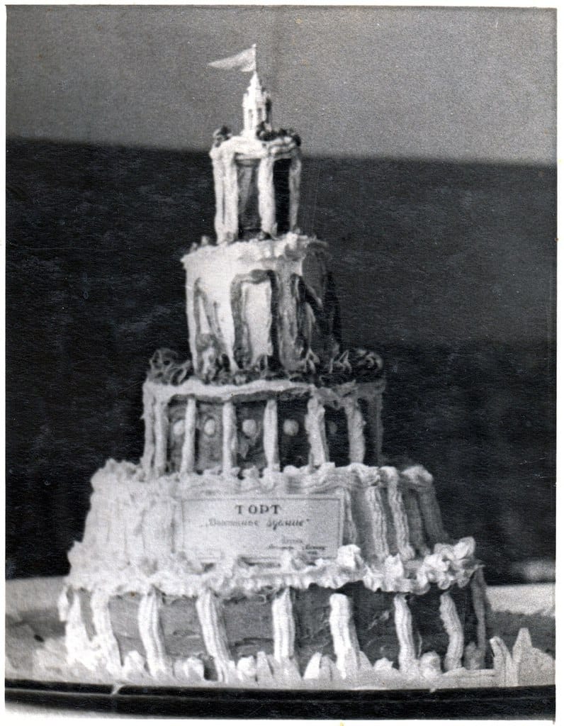 Торт «Высотное здание», созданный к 8 марта 1954 года архитекторами-чертежниками, проектирующими «Сталинские высотки»