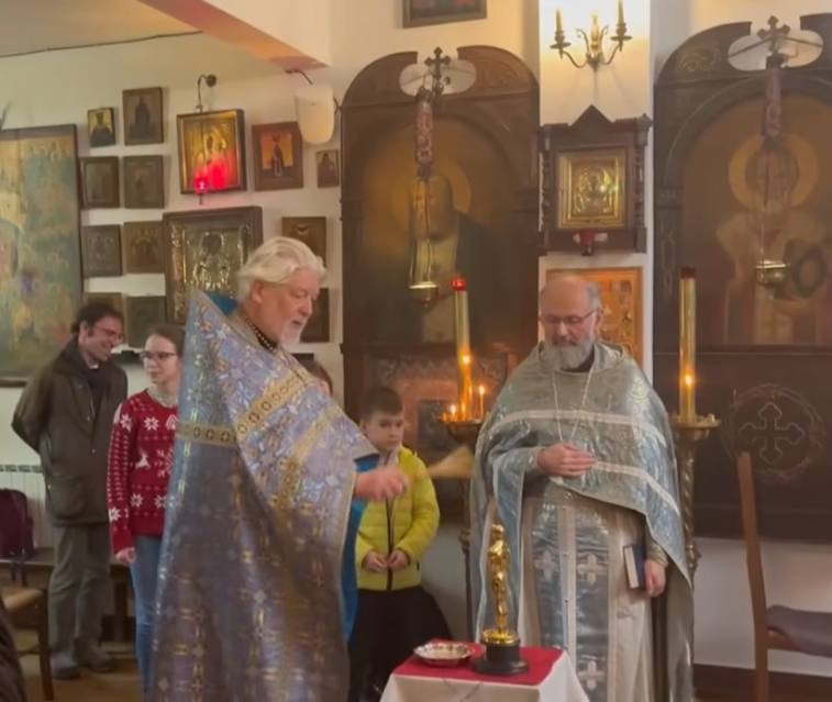 С одной стороны, много вопросов к происходящему в кадре: зачем освещать статуэтку Оскар в храме и зачем делать из этого шоу?