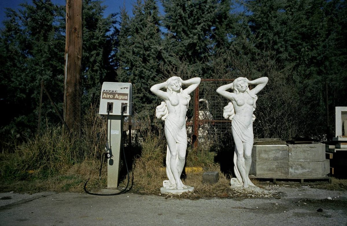 Заправка в Греции, фото Димитрия Меллоса, 2006 год