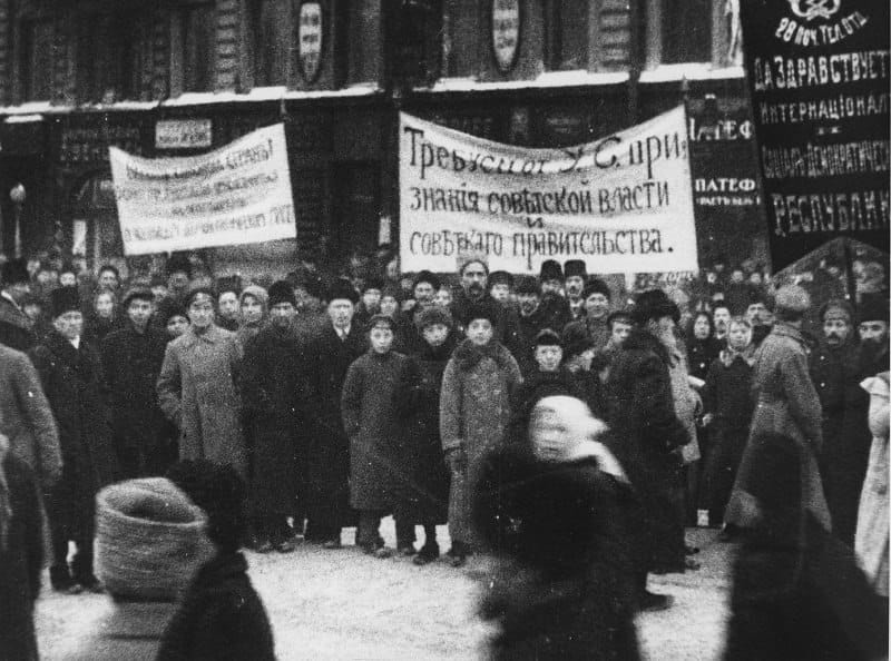 Требуем от Учредительного Собрания признания советской власти и советского правительства!