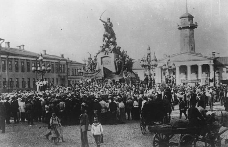 В апреле 1917 года, накануне Апрельского кризиса, который из-за ноты Милюкова снесёт первое Временное правительство, главной политической тема в Москве был «Заём свободы», то есть военный заём Временного правительства на продолжение войны