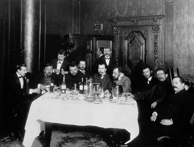 На фотокарточке 1910-х годов, снятой мастером репортажа Иосифом Оцупом в Санкт-Петербурге, Александр Куприн сидит вторым слева за накрытым столом