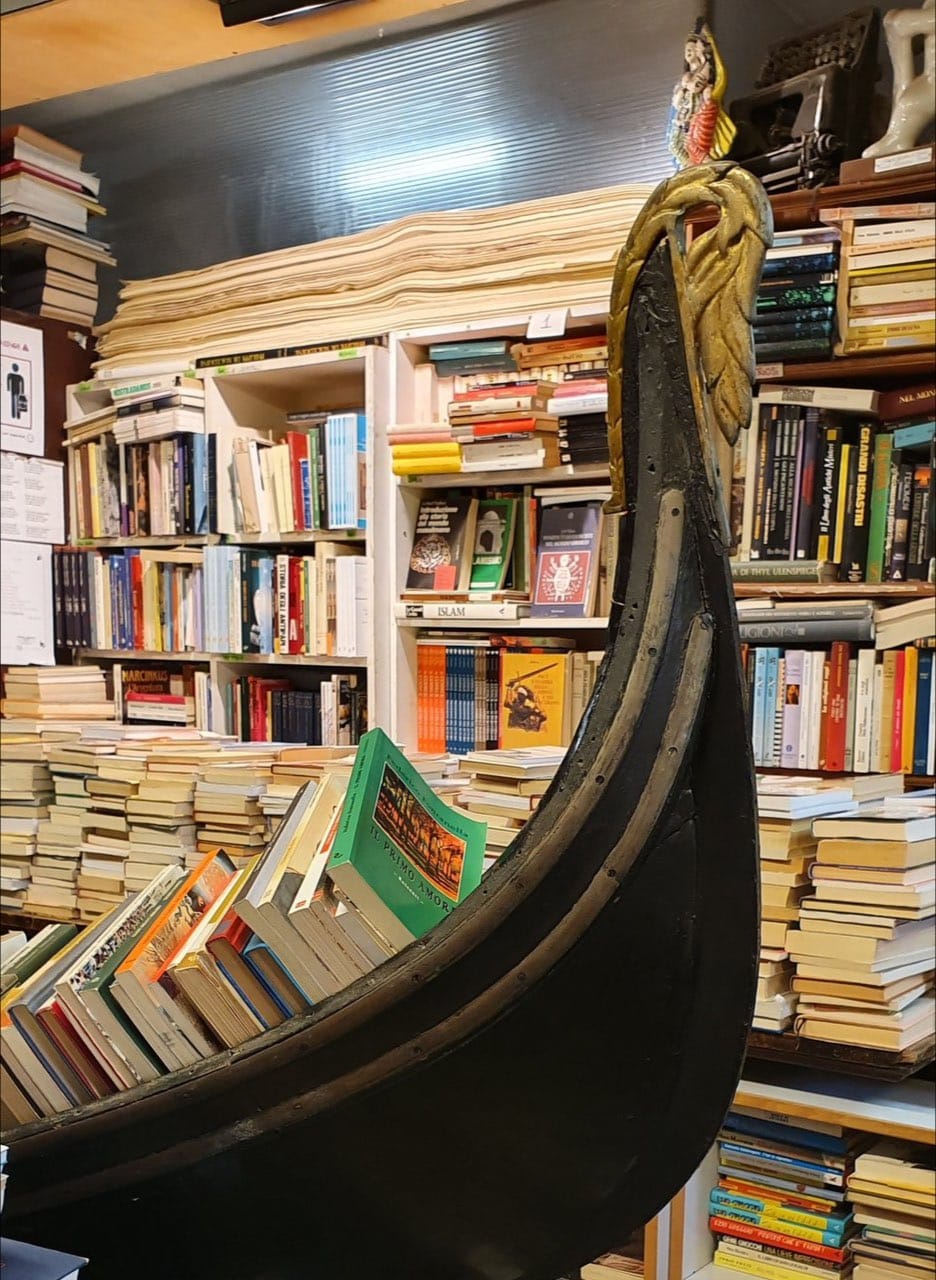 Книжный магазин Libreria Acqua Alta в Венеции хранит книги в лодках и ваннах