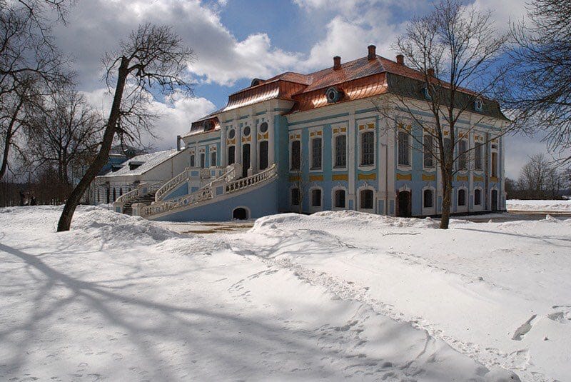 Усадьбу Грибоедова реставрируют уже больше пятидесяти лет, не знаю хорошо это или плохо