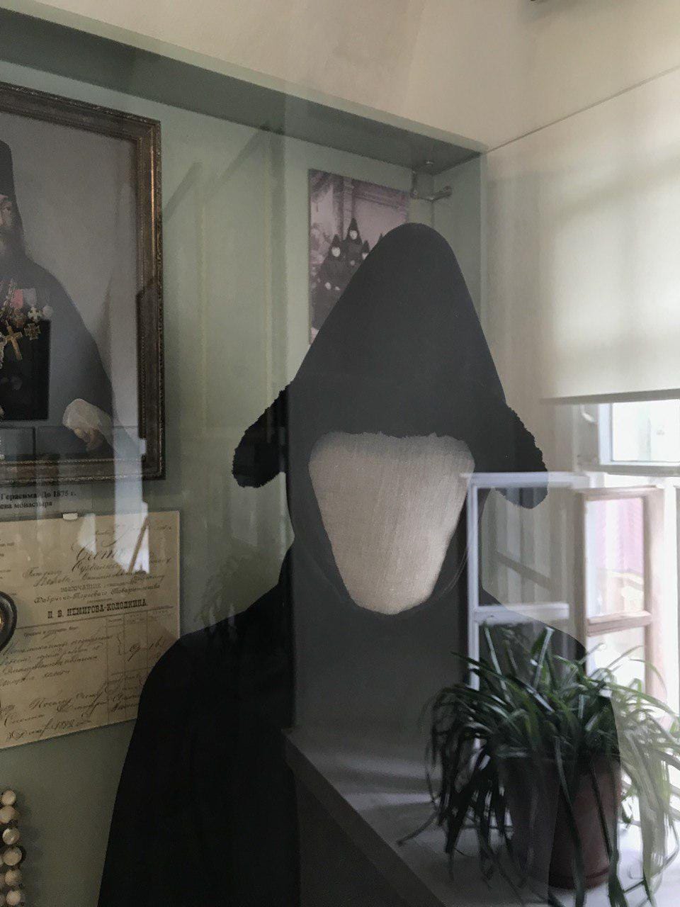 Женский монашеский колпак 1910-х годов с отделкой из шёлковых нитей во Владимиро-Суздальском музее