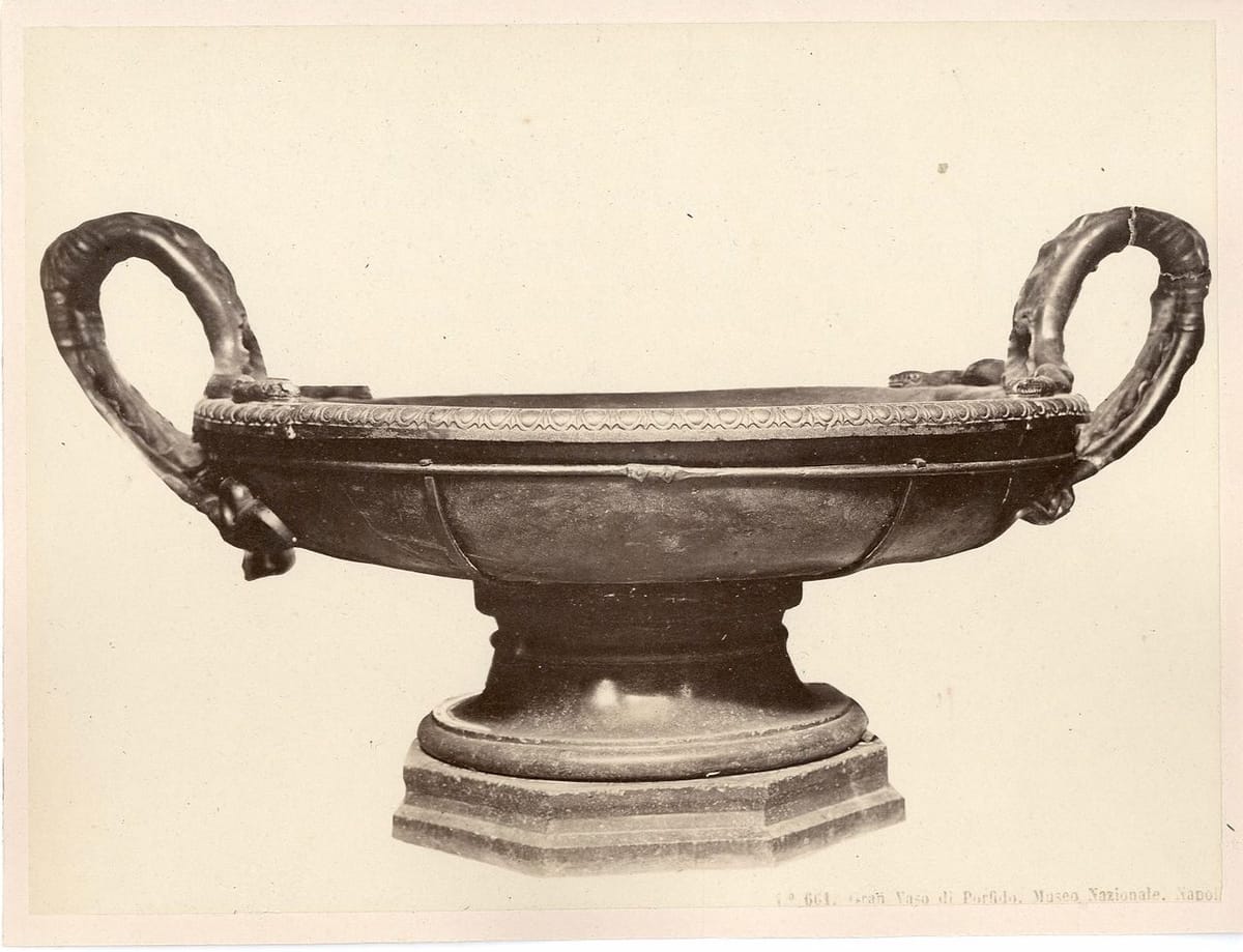 Старинная фотография большой порфировой вазы с двумя ручками на восьмигранном основании, в подписи указан Национальный музей Неаполя.