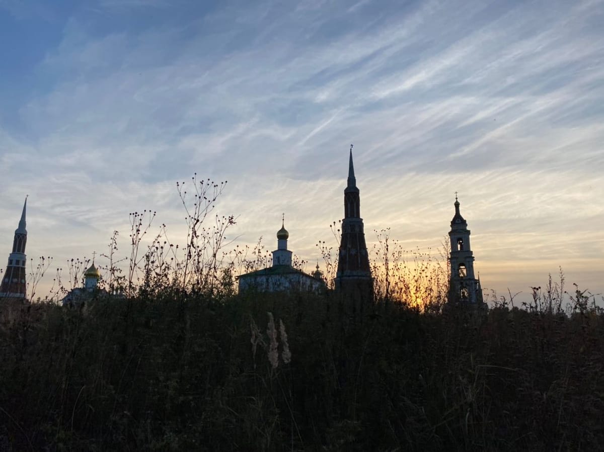 Побывав в Коломне, было бы глупостью не посетить место впадения Москвы реки в реку Оку, тем более что это фактически в городской черте